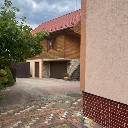 Guest house хатинка у люби *